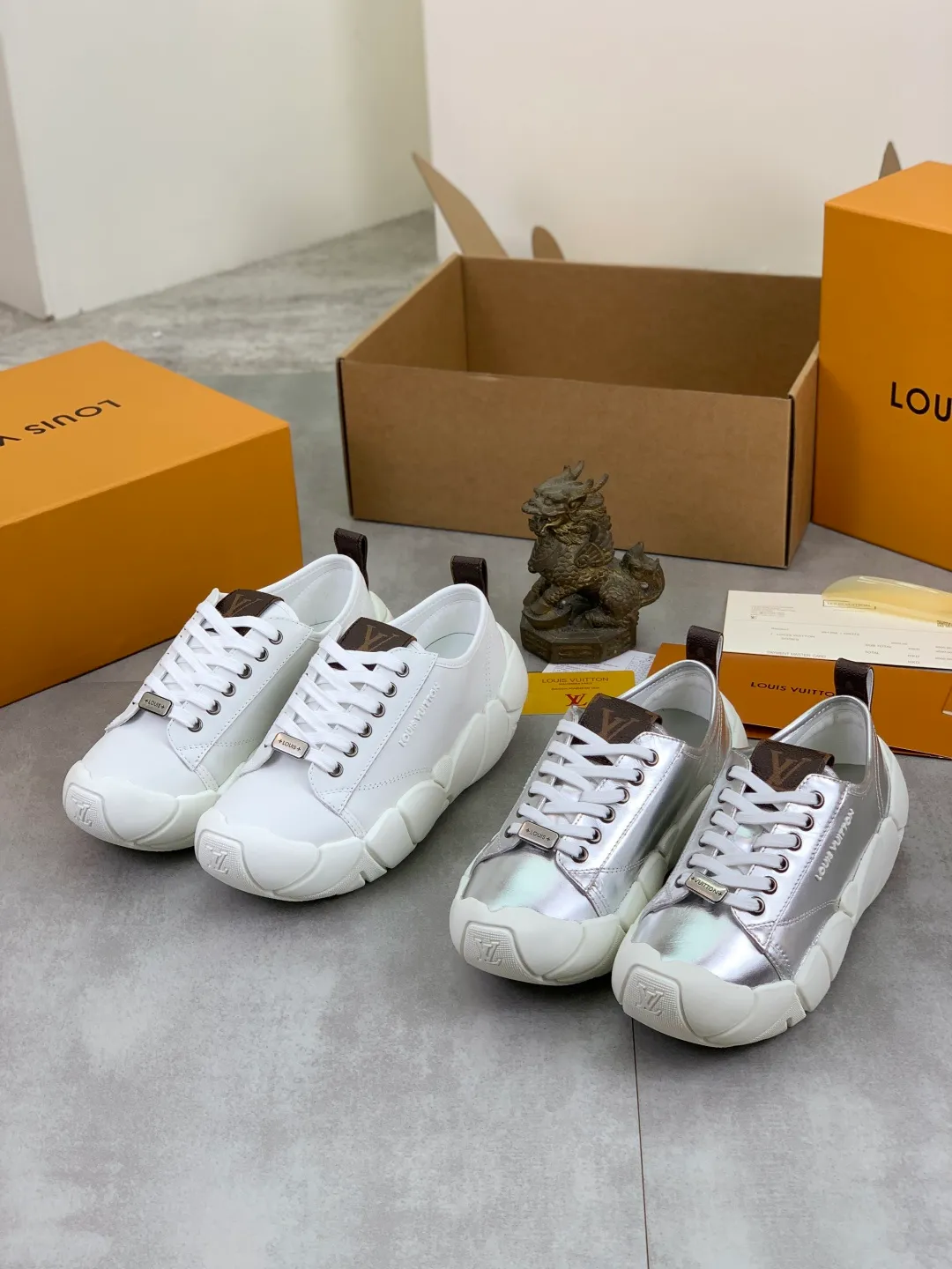 Men's men's shoes 💰P600 new style super hot 🔥 LV Bubble Bubble cloud shoes new casual sports shoes All stars have the same style. It's really good-looking and has a sense of technology and luxury. The shoe shape is smooth and not bulky, and small girls can easily handle it. TPU injection molded rice flower outsole, leather lining with breathable space mesh, molded cowhide feet, calfskin surface Code number: 35-40 (customized for 41 42) Color: black white silver